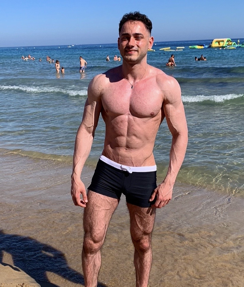 fitness, online coach, beach, spain, UK, england, bodybuilding, weightlifting, smartwatches, fitness tracker, online fitness coach, custom fitness plans